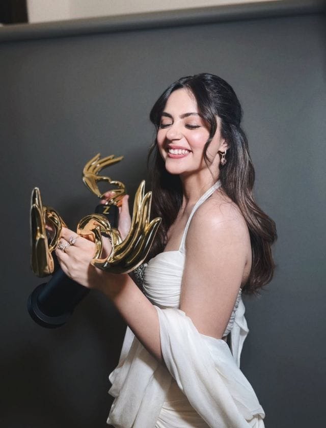 Aneet Padda hold Her Award