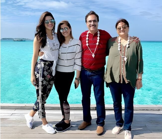 Nupur Sanon enjoys beachside with sister Kriti and parents